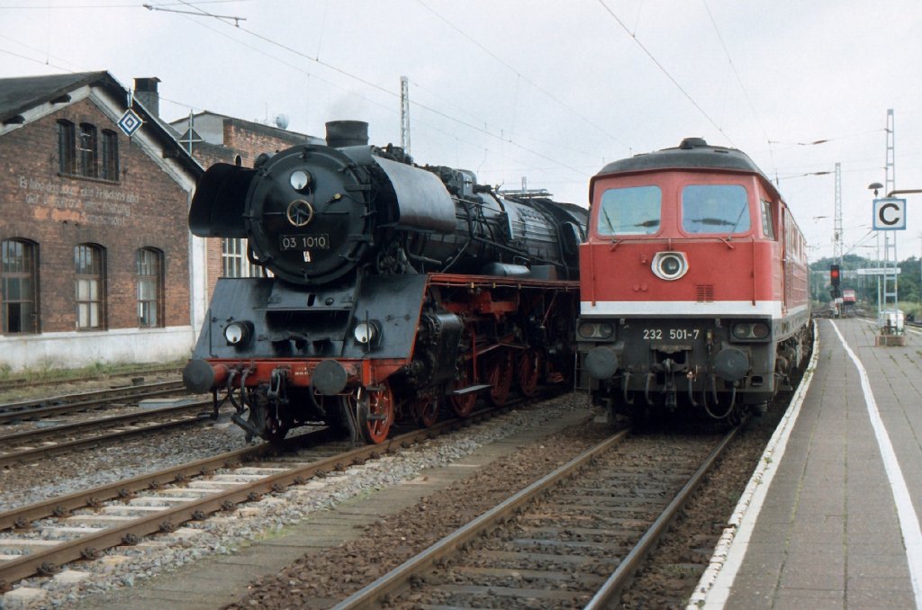 Br 232-501-7 und BR 03-1010 im Bahnhof von Schwerin HBF im Jahre 1992
