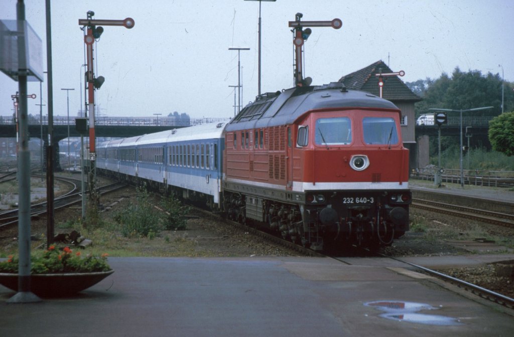 BR 232-640-3 fhrt mit ihrem Interregio der Relation Cottbus-Leipzig-Schwerin-Lbeck in dem noch nicht umgabauten HBF von Lbeck ein im Jahre 1994