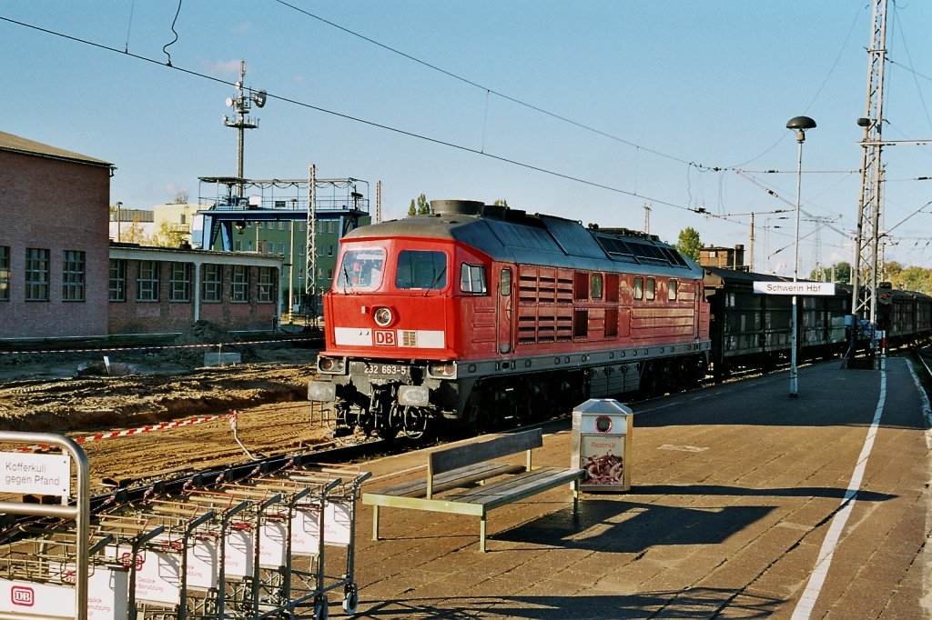 BR 232-663-5 durchfhrt mit ihrem Gterzug den Bahnhof Schwerin Hbf whrend der Umbauphase am 8.08.2004