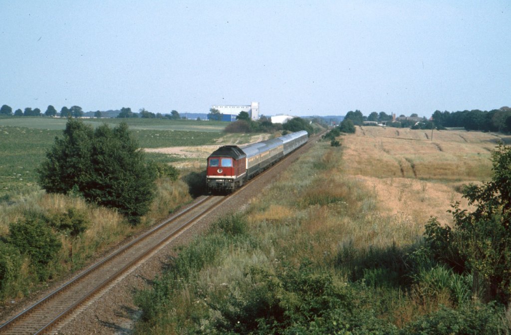 BR 232 mit einem Interregio von Rostock nach Hamburg hat gerade den Bahnhof von Bobitz durchfahren in Richtung Grevesmhlen im Jahre 1994