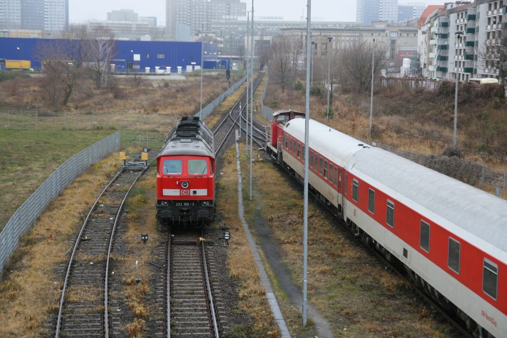 BR 233-705-3 wartet bei DB Autozug in Berlin auf neue Augaben am 12.12.2007