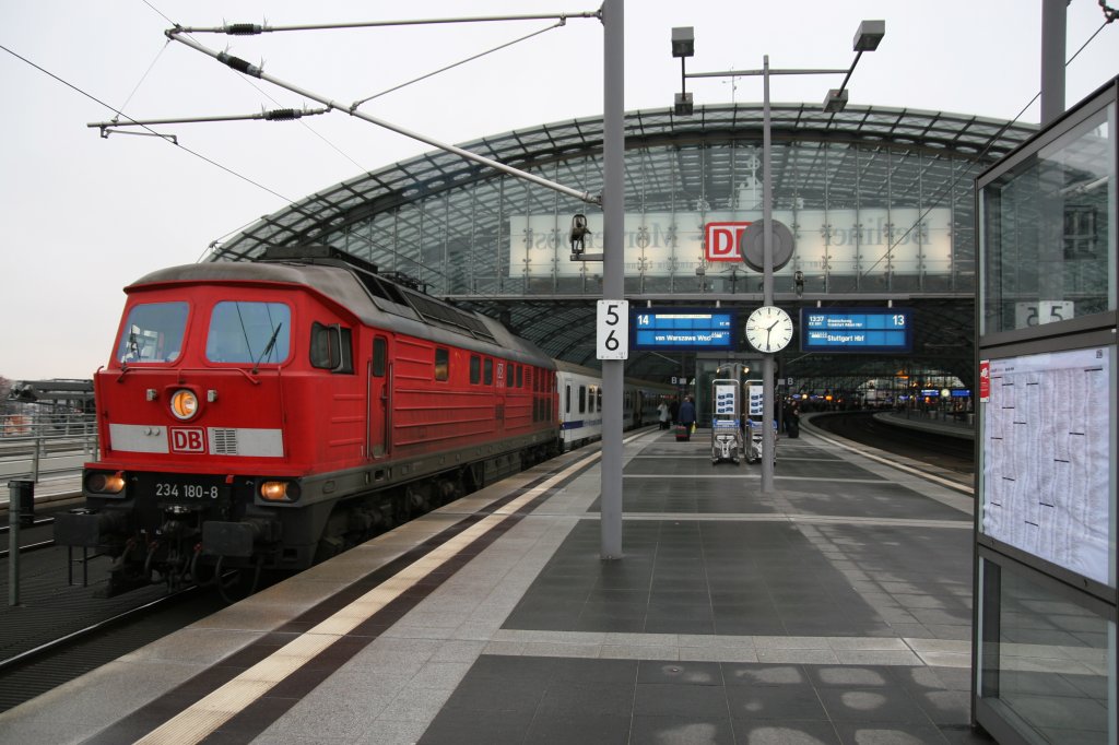 BR 234-180 im Bahnhof von Berlin HBF im ihrem Eurocity aus Warschau eingefahren am 12.12.2007