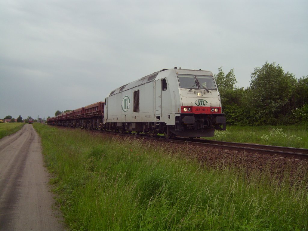 BR 285 106-1 der ITL half bei den Bauarbeiten auf der Strecke L�bbenau - K�nigswusterhausen!! Sie zog einen tschechisch/slowakischen Sch�ttgutkippwagen Zug. Diese auf der Baustelle entladen wurden.
