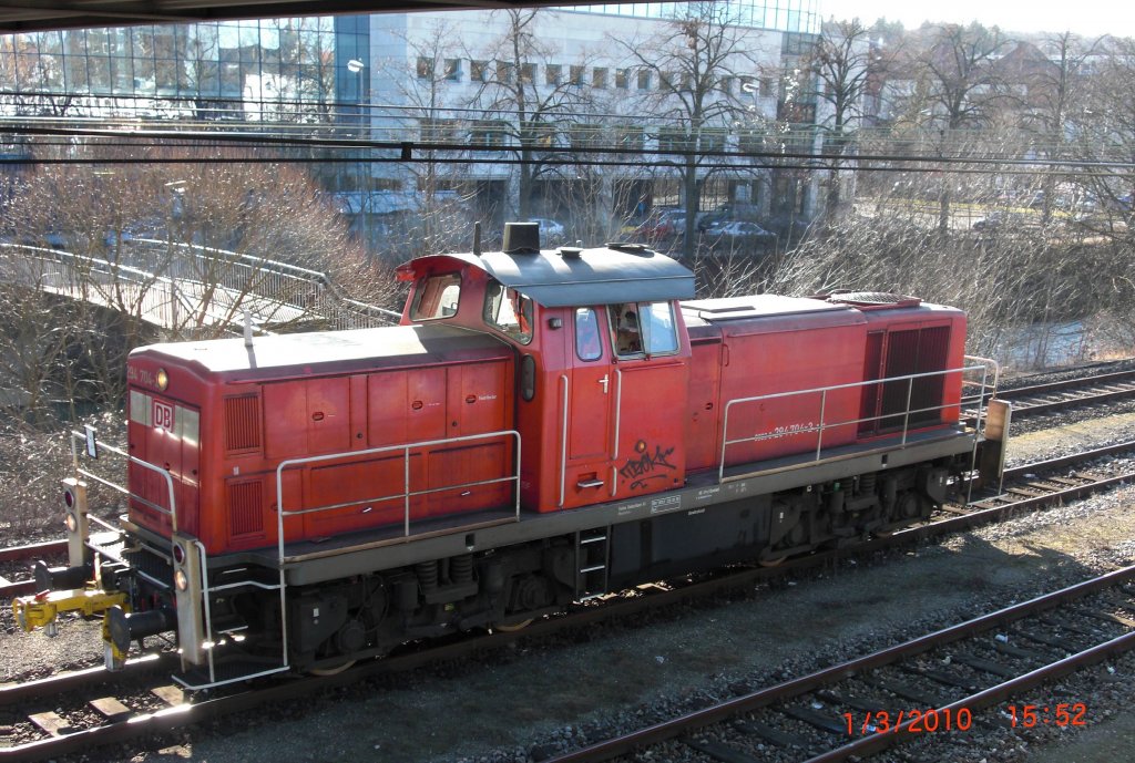 BR 294 704-2 rangiert um, und bringt gleich ihre Gterwagen zum Schrottplatz (1.3.'10 GP,Bahnhof)