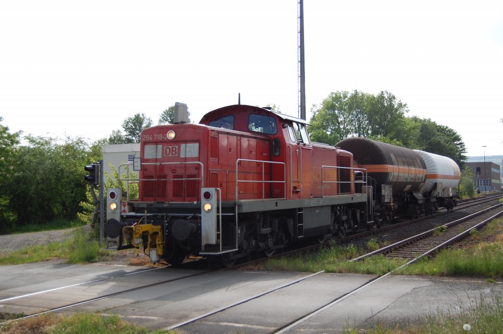 BR 294 718-2 durchfuhr am 25.05.2010 mit FZT 54359 Herste - Paderborn Gbf den ehem. Hp Herste.