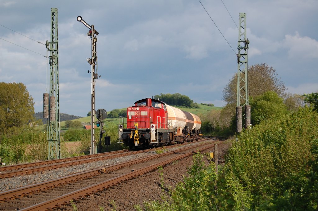 BR 294 718-2 mit FZT 54359 von Herste nach Paderborn Gbf bei der Einfahrt in den Bahnhof Langeland, Esig Langeland am 18.05.2010.