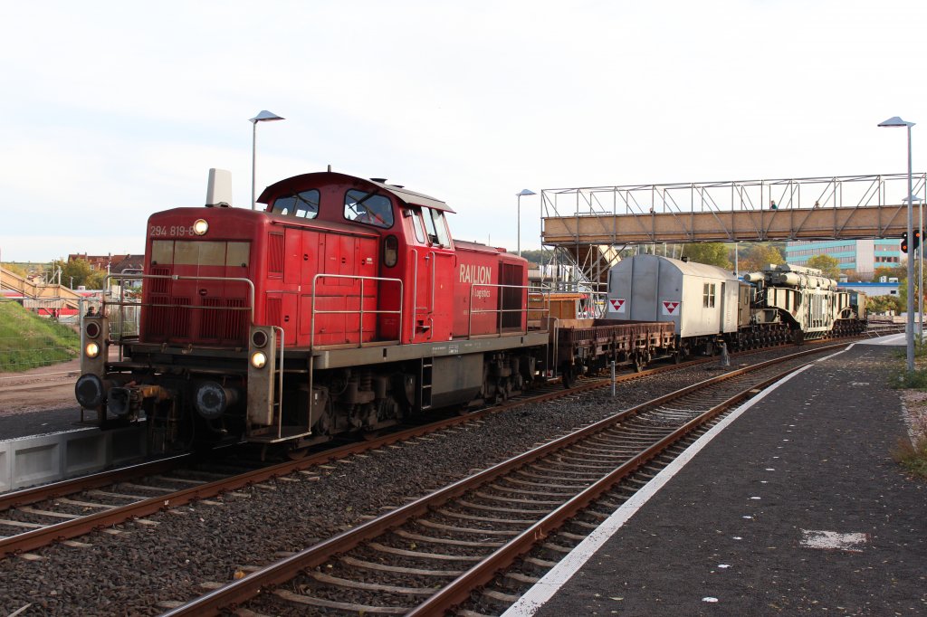 BR 294 mit Schwertransport in Bad Kreuznach. Die Ladung ist ein Trafo von der RWE in Niederhausen an der Nahe. In Bad M�nster kam der Zug �ber den Anschluss RWE aufs Netz der DB. Aufgenommen am 18.10.2012