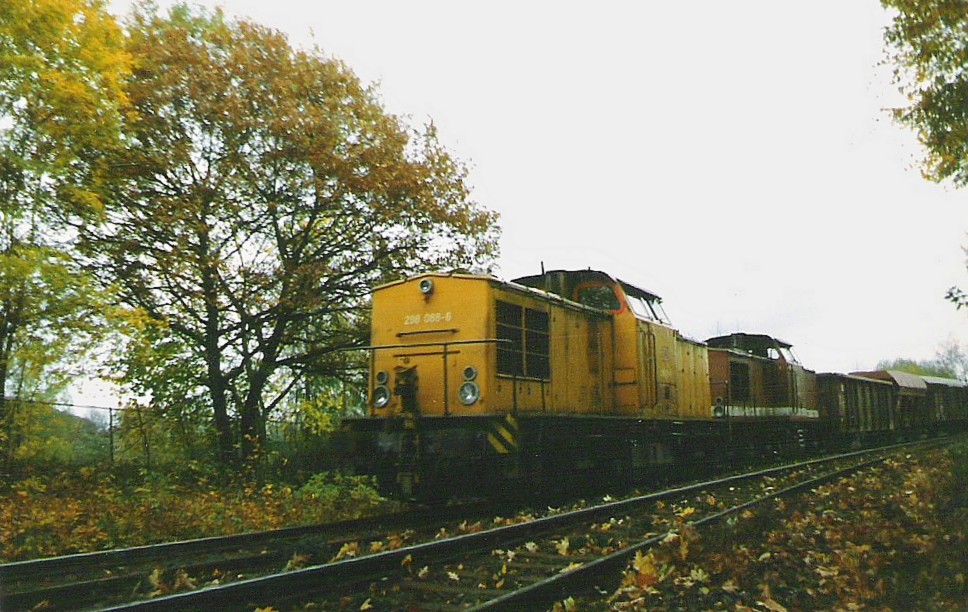 BR 298 088-6 und 204 862-7 kurz vor der Sraenberfhrung in Zwickau-Silberstae, im Oktober 1998, mit Fahrtrichtung Zwickau.
Kamera:EXA 1b manuelle SLR, gescannt.