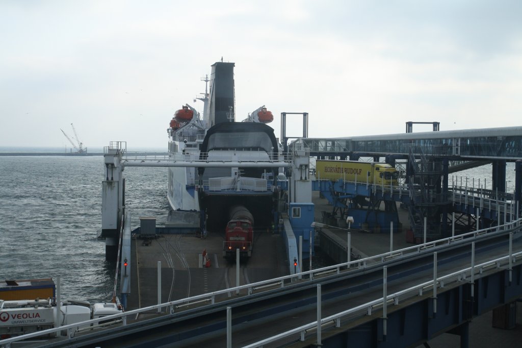 BR 298 306-2 beim Rangieren der Gterwagen aus der Fhre von Trelleborg(Schweden) im Mukraner Fhrbahnhof am 25.10.2011.