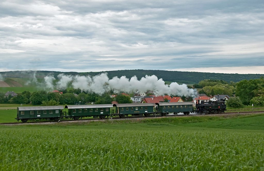 BR 30.33 mit dem Nostalgie Express Leiser Berge kurz vor Hetzmannsdorf-Wrnitz, an einem leider verregneten Nachmittag. Die Aufnahme entstand am 30.05.2010.