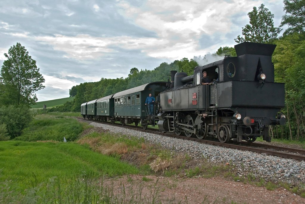 BR 30.33 mit dem Nostalgie Express Leiser Berge (Ernstbrunn - Korneuburg - Wien Sdbf. Ostseite). Die Aufnahme entstand am 30.05.2010 in der Nhe von Naglern.
