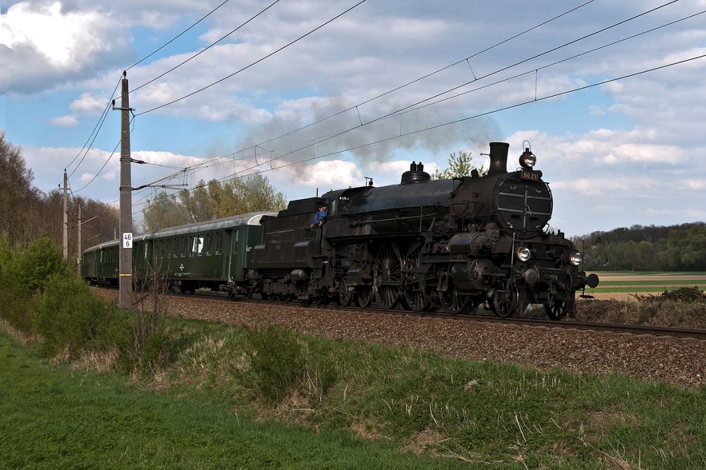 BR 310.23 fhrt mit dem Sonderzug R 17205 von Sigmundsherberg nach Wien Heiligenstadt. Die Aufnahme entstand am 16.04.2011 kurz vor Absberg.