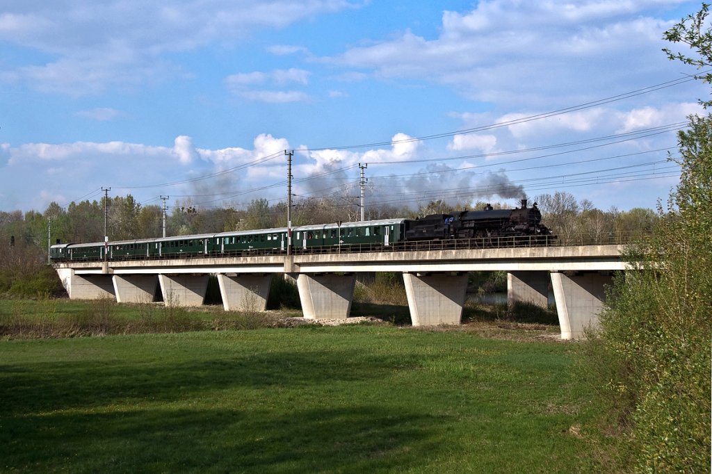 BR 310.23 fhrt mit dem Sonderzug R 17205 von Sigmundsherberg nach Wien Heiligenstadt. Die Aufnahme entstand am 16.04.2011 kurz vor Tulln.