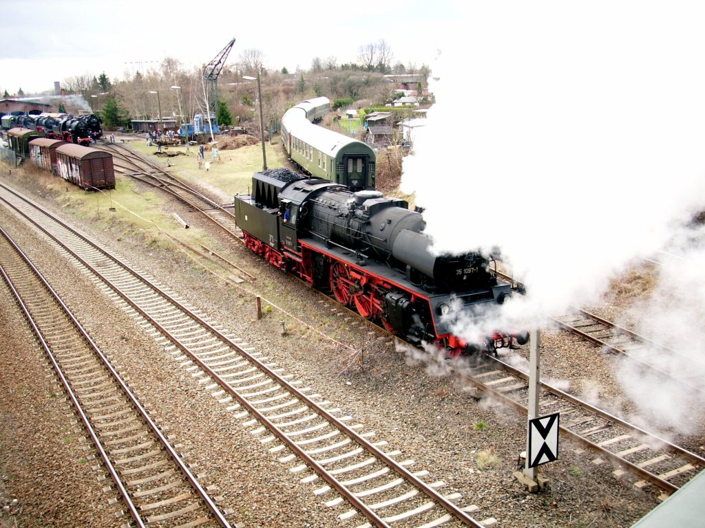BR 35 1097-1 bei Fhrerstandsmitfahrten im Bw Leipzig-Plagwitz am 27.03.2010