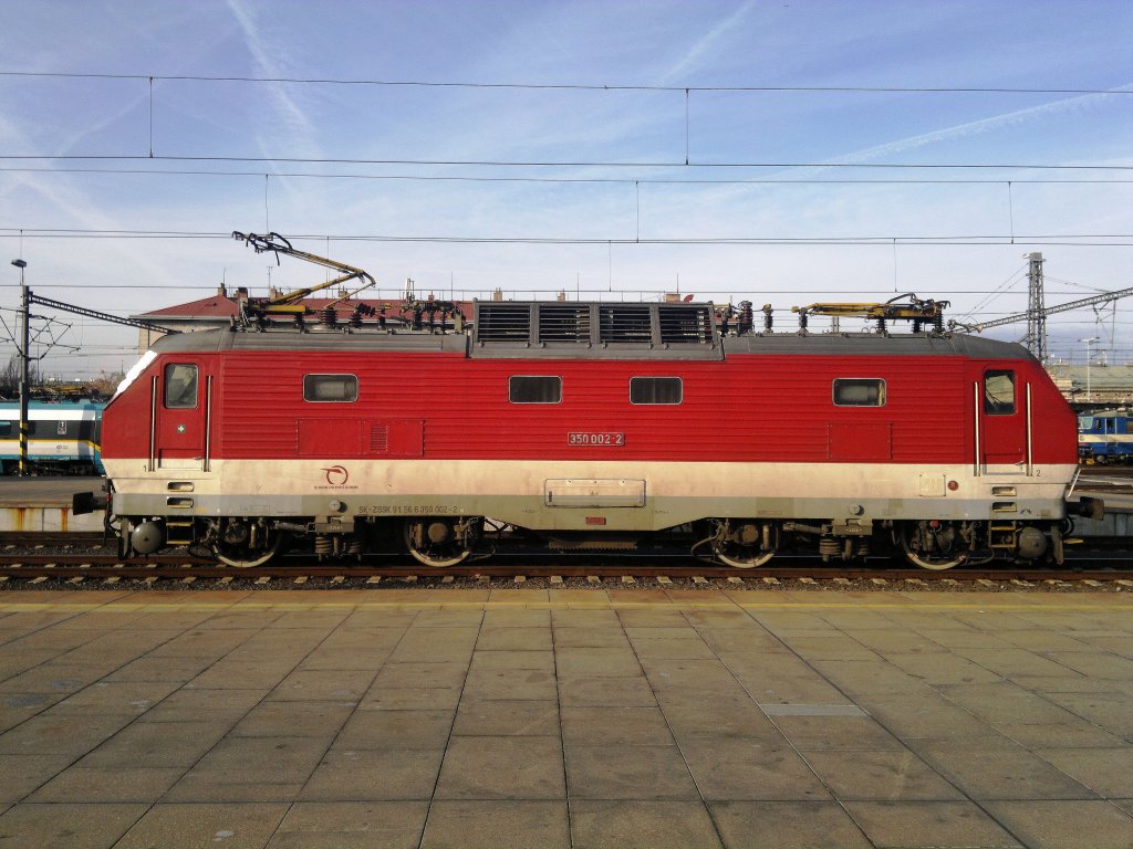 BR 350 002 am 26.11.2012 in der Station Prag. ZSSK.
