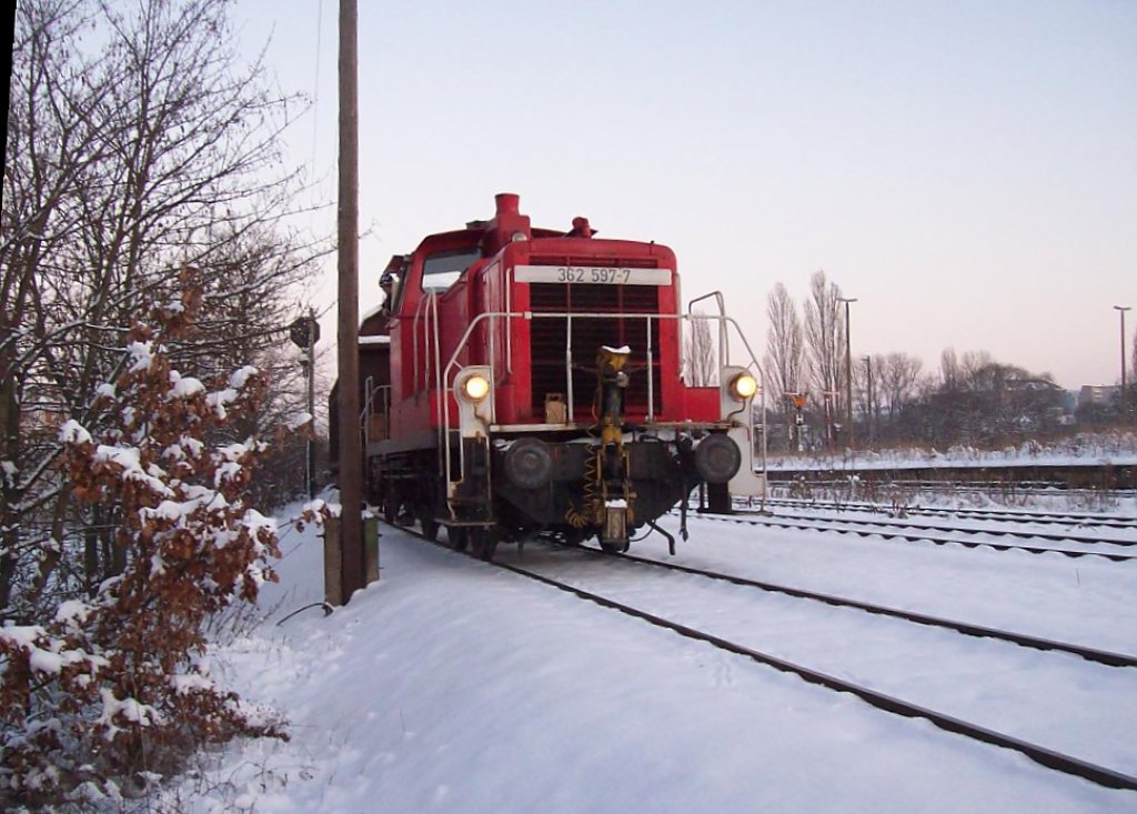 BR 362 597-7 schiebt Gterwagen von Bioethanol und Sdzucker in den Gterbahnhof Zeitz 05.01.1010