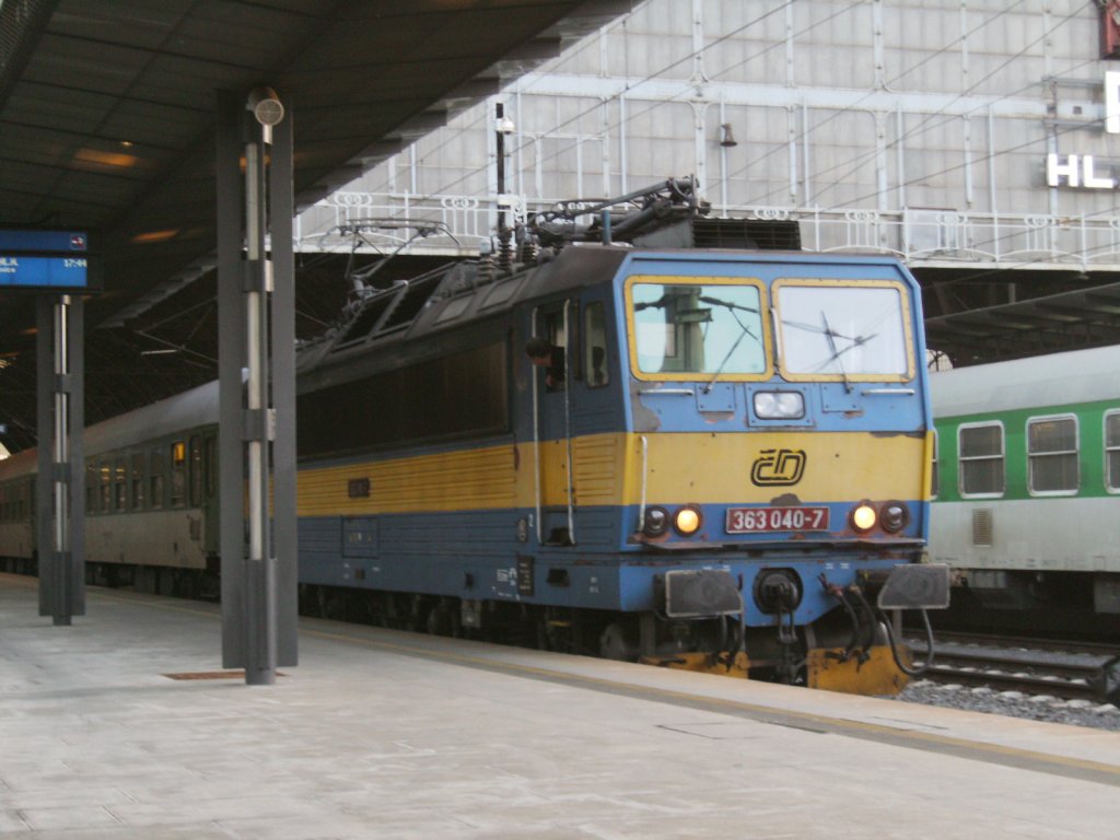 BR 363 040-7 steht am 18.03.2010 in Praha hl.n. und wartet auf Abfahrt nach Ostrava hl.n.