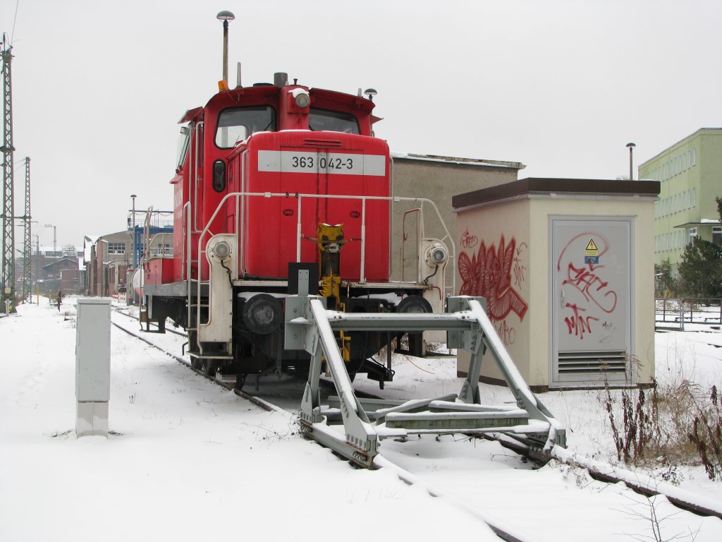 BR 363-042-3 wartet im Bahnhof von Schwerin HBF am 05.12.2010 auf neue Aufgaben im Rangierdienst