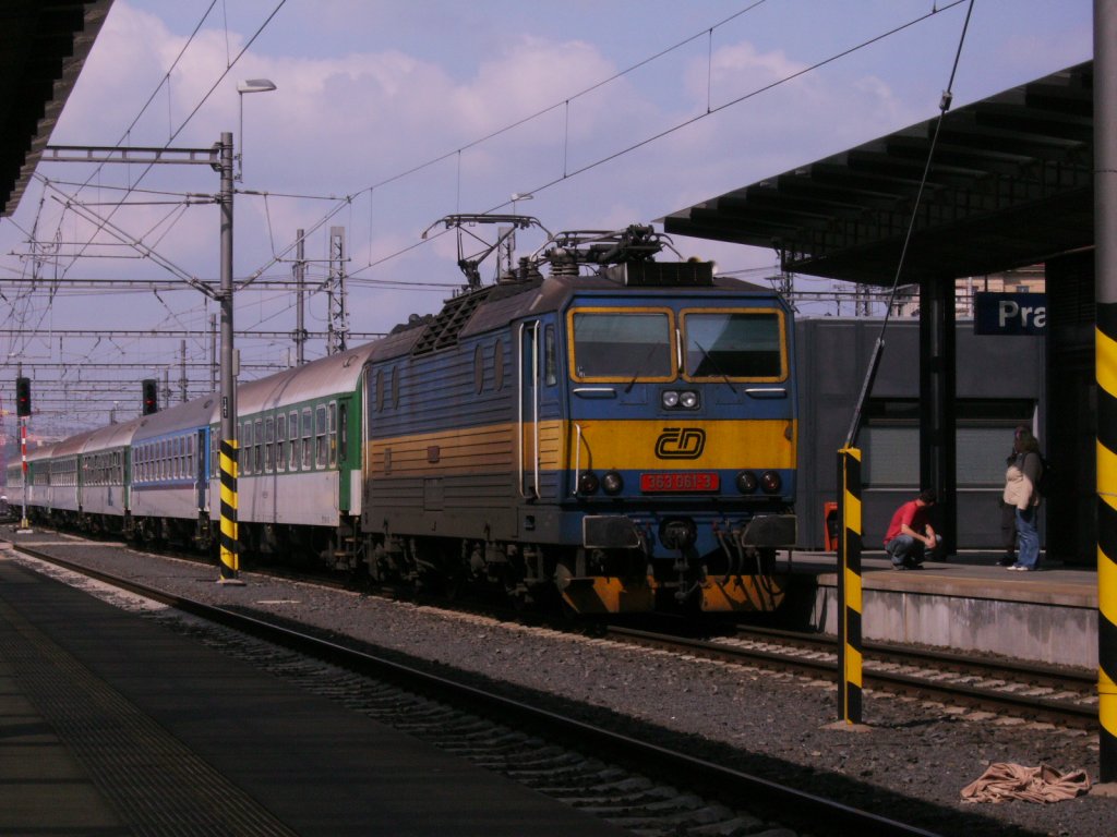 BR 363 061-3 der CD fhrt mit einem Schnellzug am 23.05.2010 nach Cheb in den Bahnhof Praha hl.n.