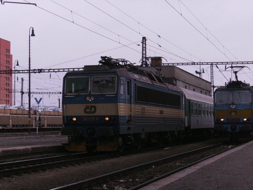 BR 363 125-6 kommt mit Alx 352 von Prag hl.n. nach Nrnberg am 13.03.2010 in Plzen hl.n. an.