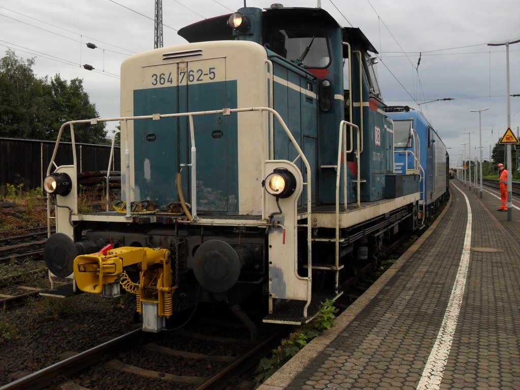 Br 364 von der RSE rangiert eine Br 185 von der LTE in Beuel vom Hauptgleis am 23.8.10