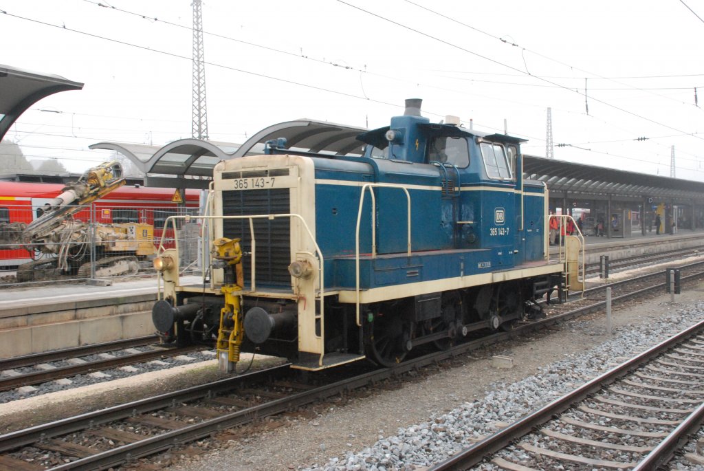 BR 365 143-7 rangiert am 28.10.2009 im Hauptbahnhof von Ulm zwischen den Bahnsteigsgleisen umher. Die Lok besitzt noch die schne Ozeanblau/Beige Lackierung.
