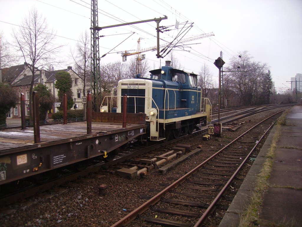 Br 365 von der RSE rangiert im Bahnhof Bonn-Beuel Flachwagen.4.2.10
