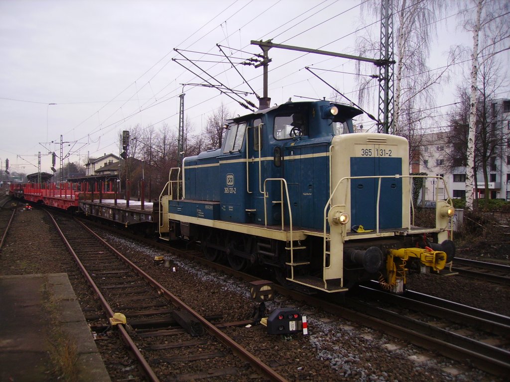 Br 365 von der RSE rangiert im Bahnhof Bonn-Beuel Flachwagen.4.2.10
