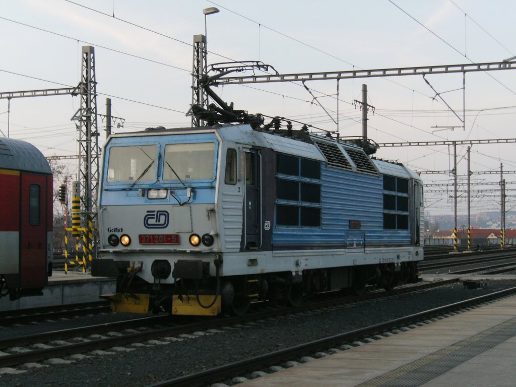 BR 371 201-5 steht am 18.03.2010 in Prag hl.n. 