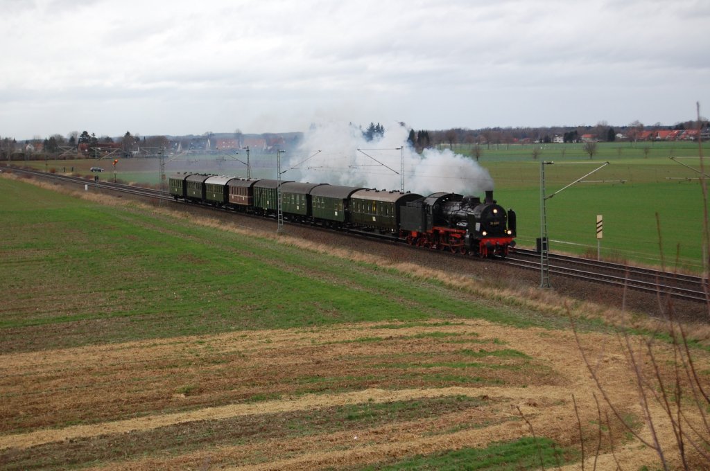 Br 38 2267 mit ihrem Sonderzug von Hattingen (Ruhr) nach Paderborn fhrt hier am 28.11.2009 bei Scharmede, kurz vor Paderborn.