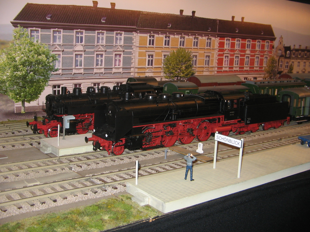 BR 39 und dahinter die BR 86 war zu finden auf der Leipziger Messe  Modell Hobby Spiel .Fotografiert am 02.10.2010