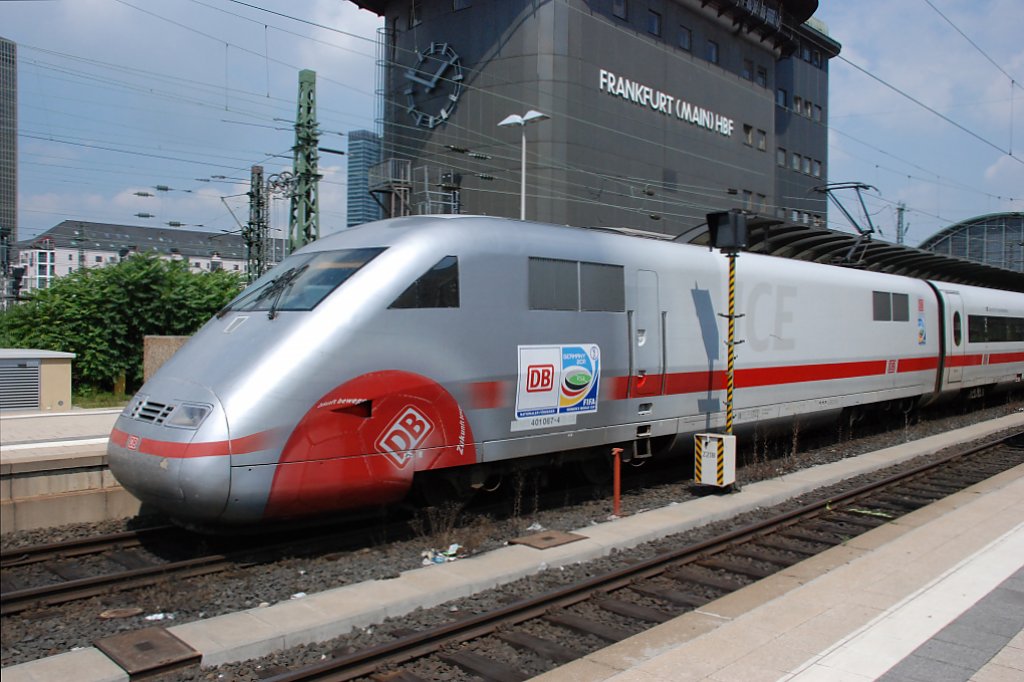 BR 401 067 mit Sonderbeklebung kurz vor der Ausfahrt aus dem Hbf Frankfurt/Main. Bild vom 4.08.2011