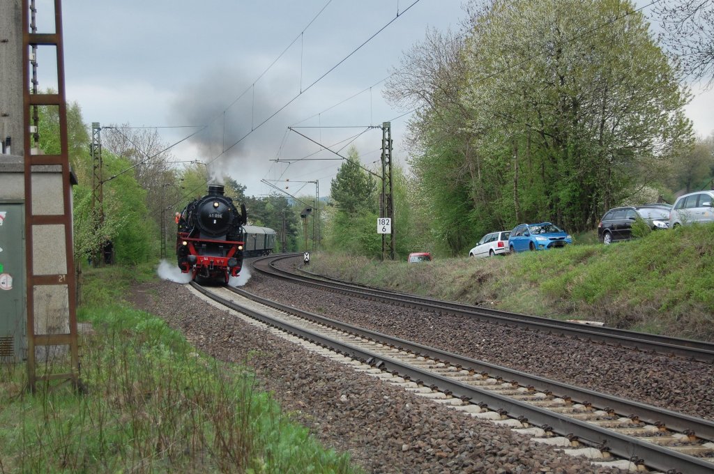 BR 41 096 fuhr am 01.05.2010 mit ihrem Sonderzug von Braunschweig nach Bebra, hier kurz hinter Sontra.