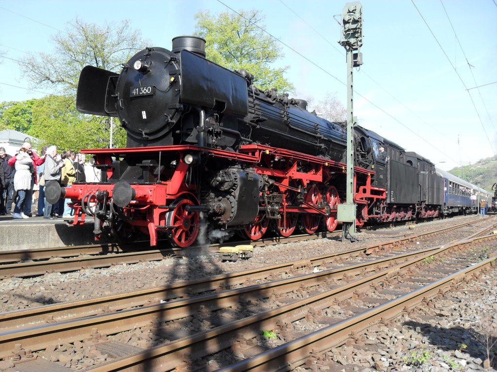 Br 41 berlst den Sonderzug an die Br 44 in Linz am Rhein am 24.4.10