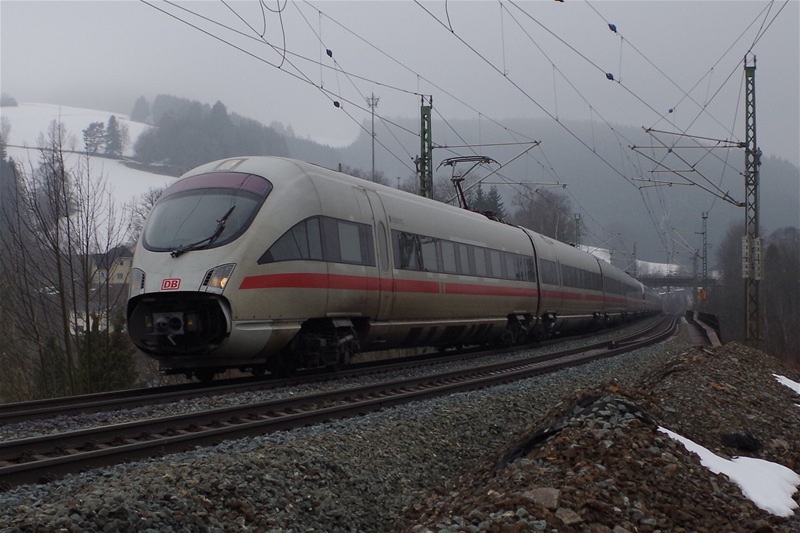 BR 415 + BR 411 als ICE am 05.04.2013 in Ludwigsstadt auf der Trogenbachbrcke Richtung Kronach. 