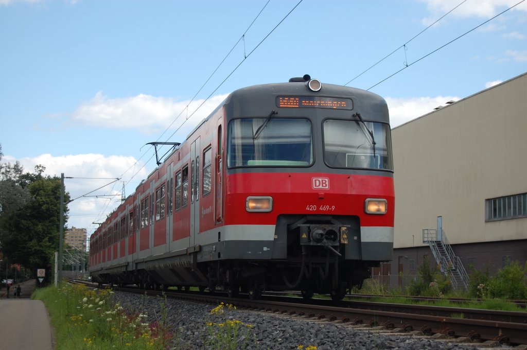 BR 420 469-9 fhrt am 22. Juli 2012 auf der Rankbachbahn (S60) zwischen Maichingen und Sindelfingen