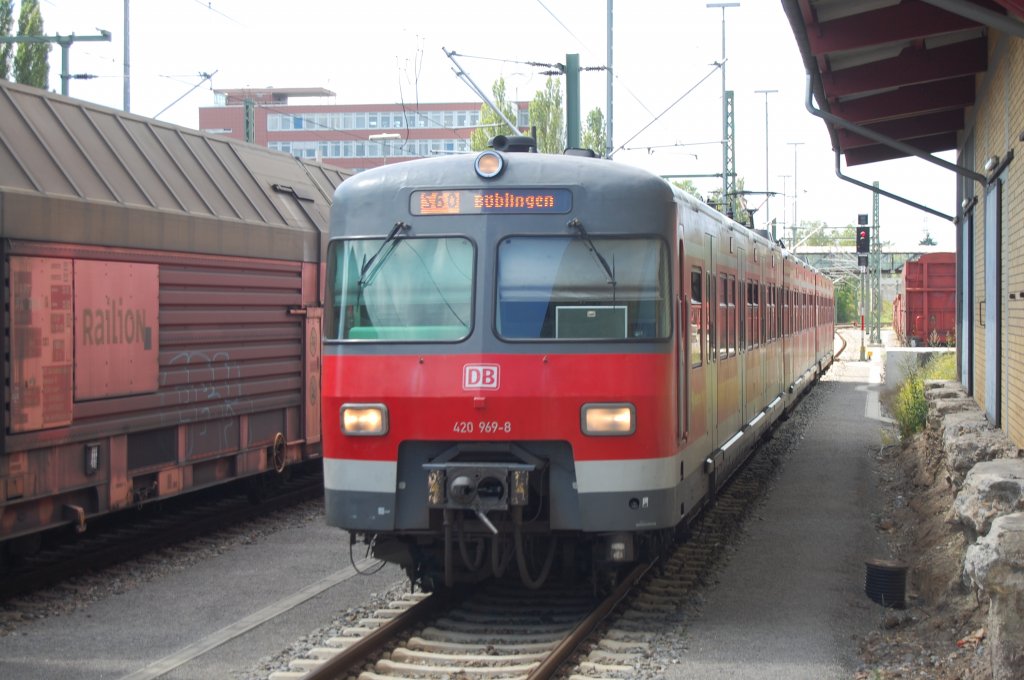 BR 420 969-8 hlt am 22. Juli 2012 auf der Rankbachbahn (S60) am Bahnhof Sindelfingen 