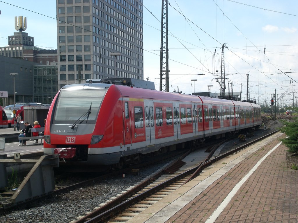 BR 422 als S5 nach M�nchengladbach Hauptbahnhof am Hauptbahnhof Dortmund.(11.7.2012) 