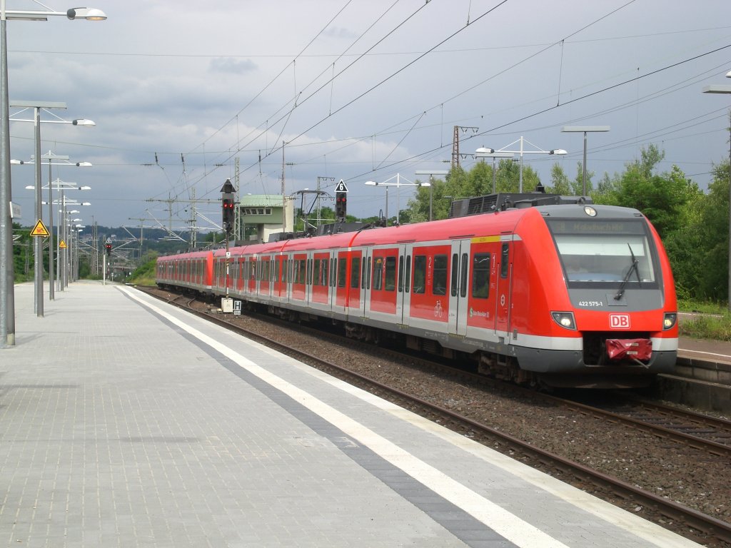 BR 422 als S8 nach Mnchengladbach Hauptbahnhof im S-Bahnhof Wuppertal-Vohwinkel.(2.7.2012)

