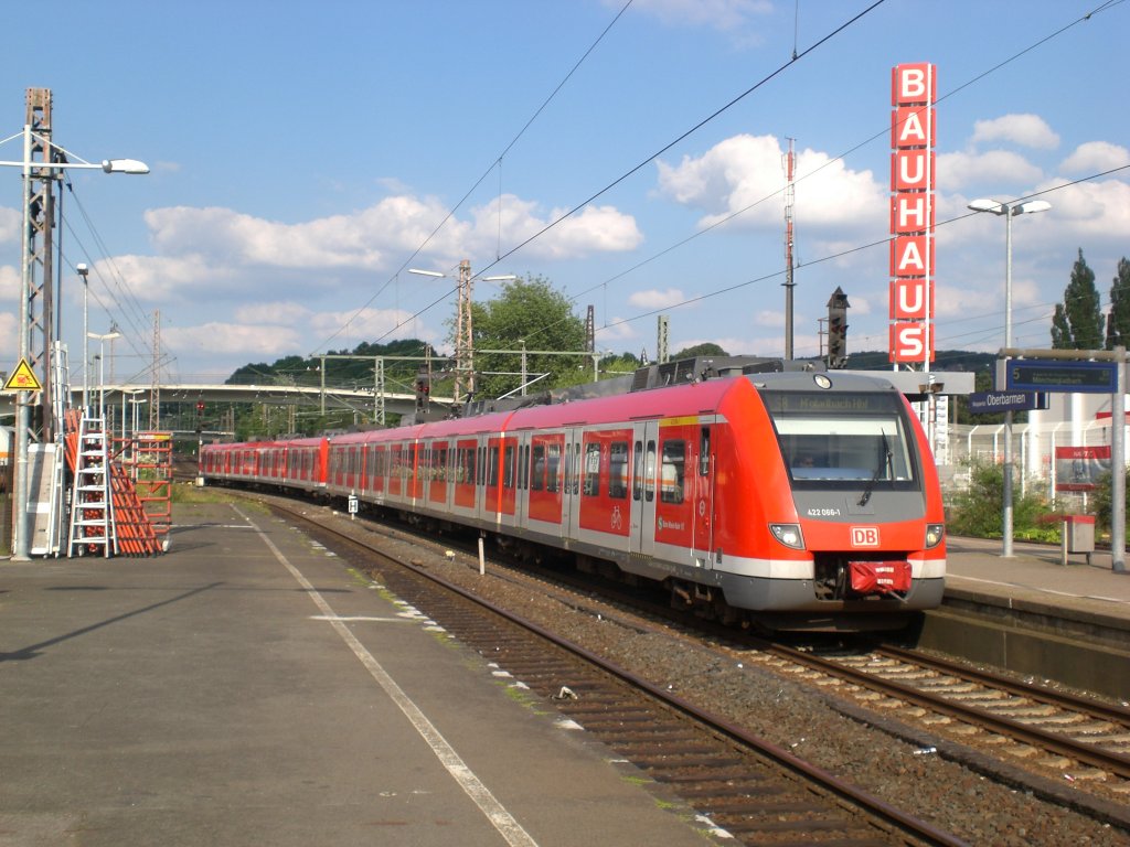 BR 422 als S8 nach Mnchengladbach Hauptbahnhof im S-Bahnhof Wuppertal-Oberbarmen.(3.7.2012) 