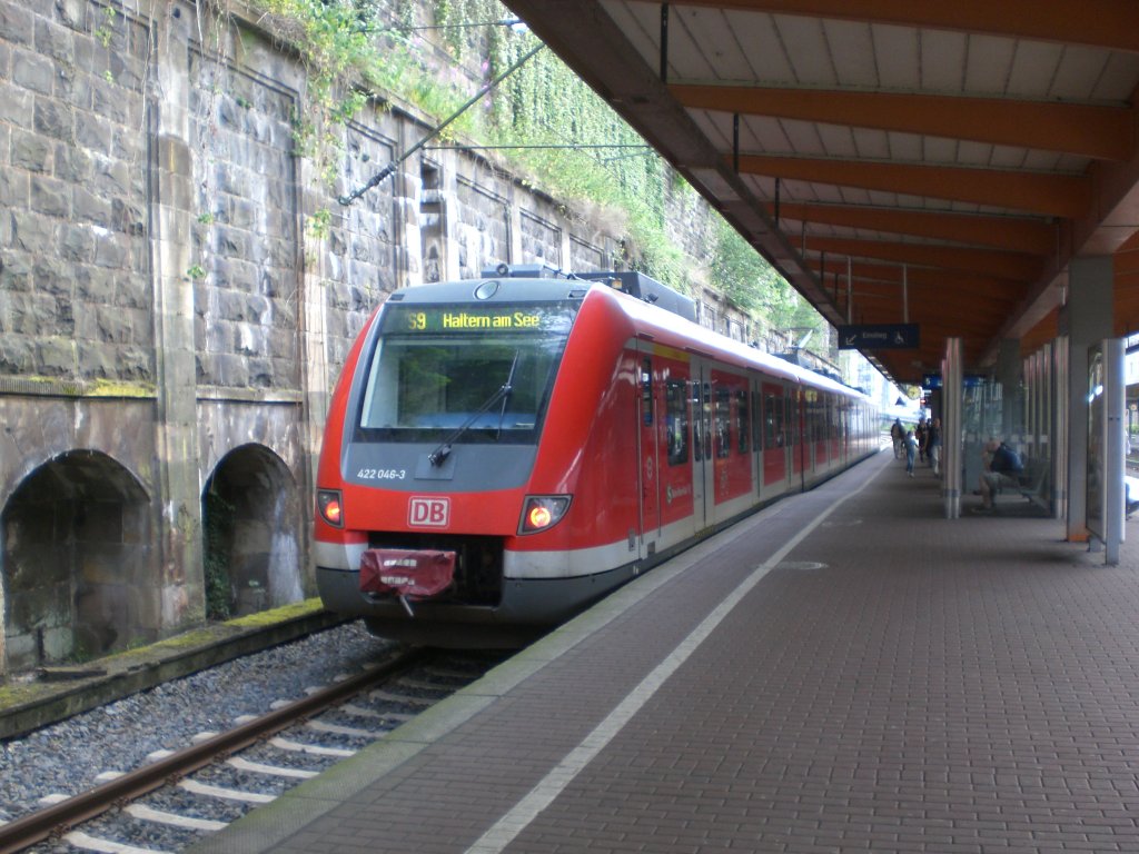 BR 422 als S9 nach S-Bahnhof Haltern am See im Hauptbahnhof Wuppertal.(2.7.2012)
 
