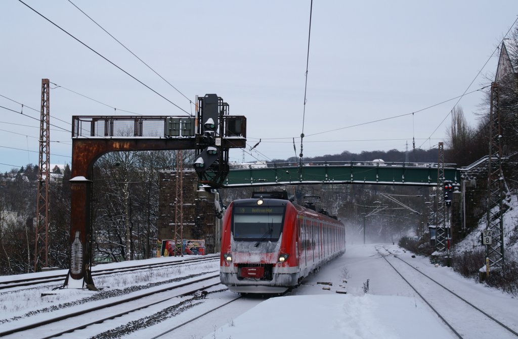 Br 422 erreicht als S9 Wuppertal-Zoologischer Garten. 21.12.2009