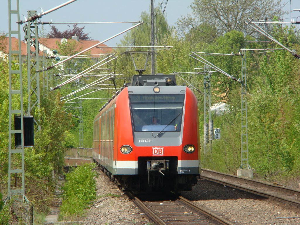 BR 423 462-1 bei der Einfahrt in den Bahnhof Leinfelden am 26.04.2009.