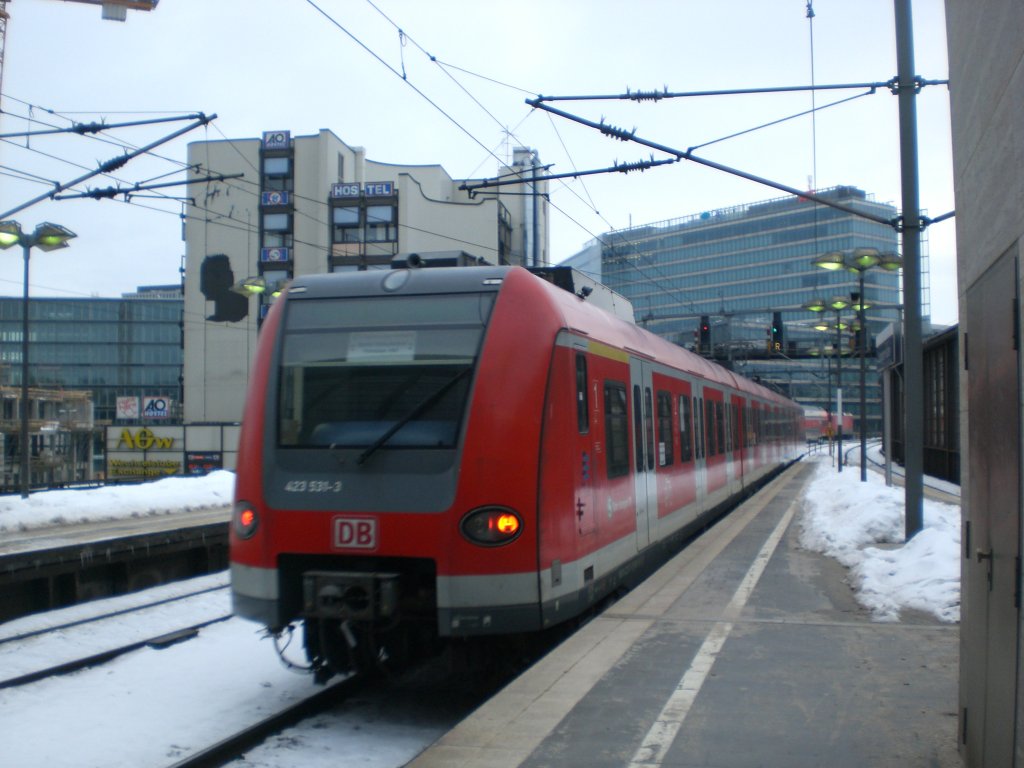BR 423 als Ersatz fr die Berliner S-Bahn nach Potsdam Hauptbahnhof im Bahnhof Berlin Zoologischer Garten.(1.2.2010)