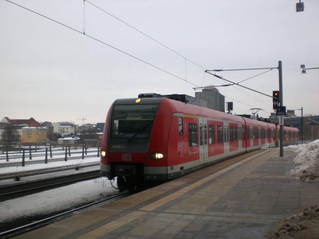 BR 423 als Ersatz fr die Berliner S-Bahn nach Potsdam Hauptbahnhof im Hauptbahnhof Berlin.(1.2.2010)