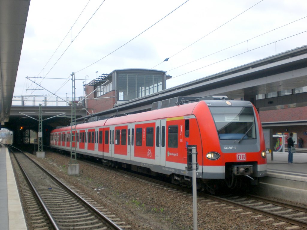 BR 423 als Ersatz fr die S-Bahn Berlin nach S-Bahnhof Hennigsdorf im S+U Bahnhof Berlin Gesundbrunnen.(11.4.2010)