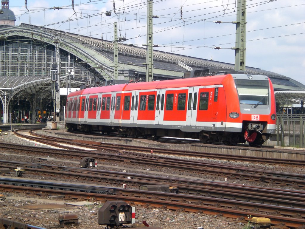 BR 423 als S13 nach S-Bahnhof Kln Hansaring am Hauptbahnhof Kln.(9.7.2012) 