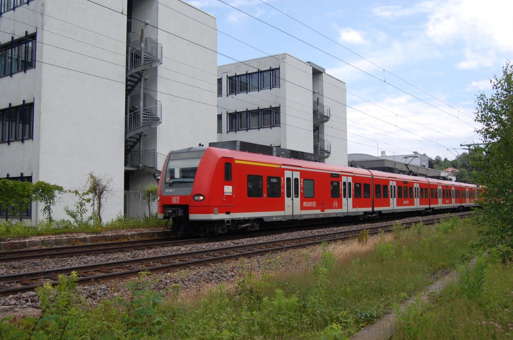 BR 425 302-7 fhrt am 17. Juni 2012 durch den alten Westbahnhof in Stuttgart