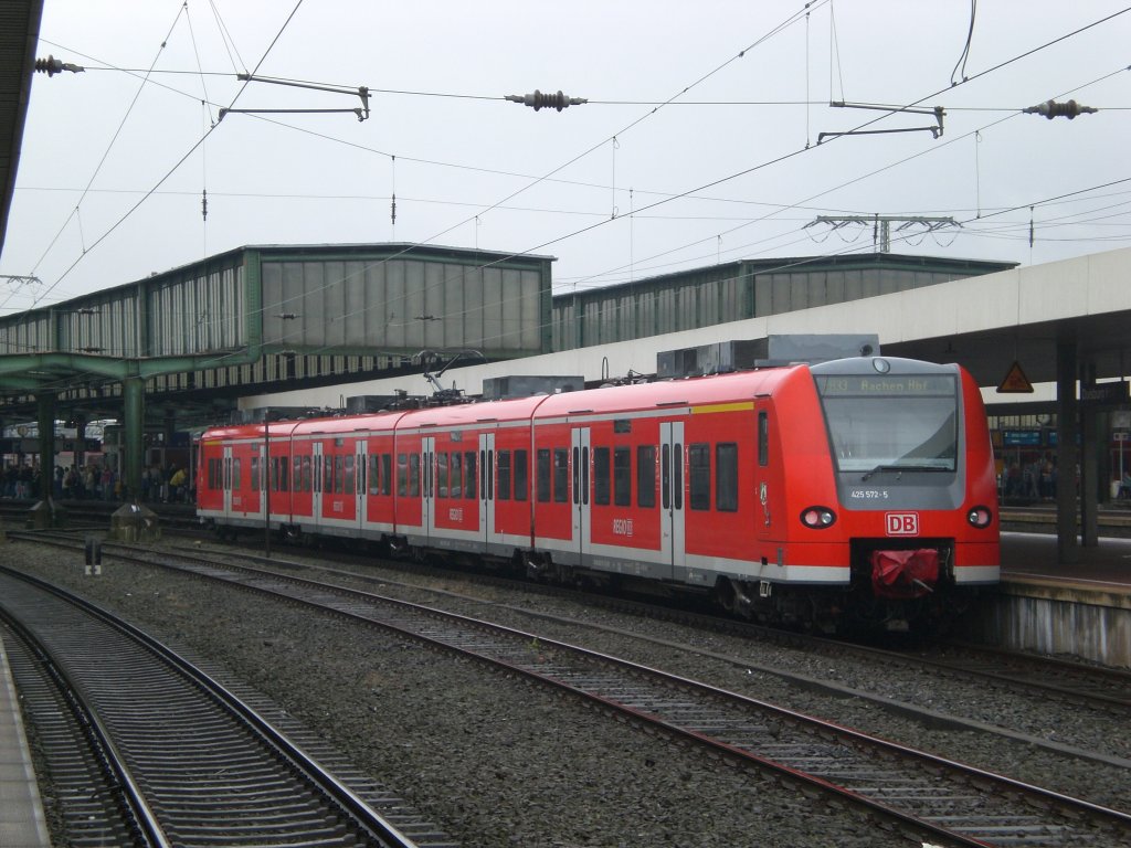 BR 425 als RB33 nach Aachen Hauptbahnhof im Hauptbahnhof Duisburg.(17.7.2012) 