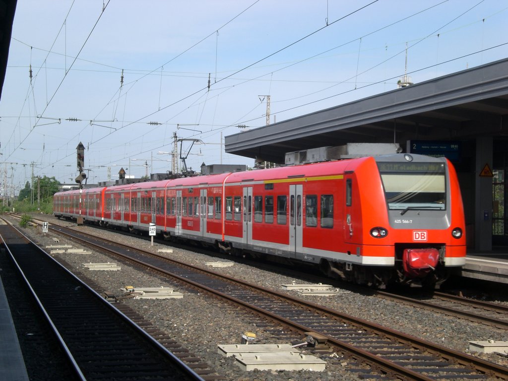 BR 425 als RE11 nach Mnchengladbach Hauptbahnhof im Hauptbahnhof Essen.(3.7.2012)

